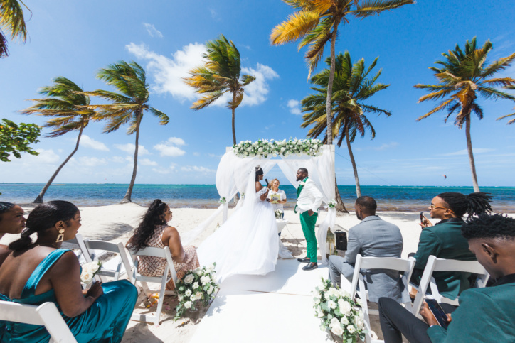 Свадебная официальная церемония на частном пляже Пунта-Каны и банкет на лодке (Иям и Саншайн)